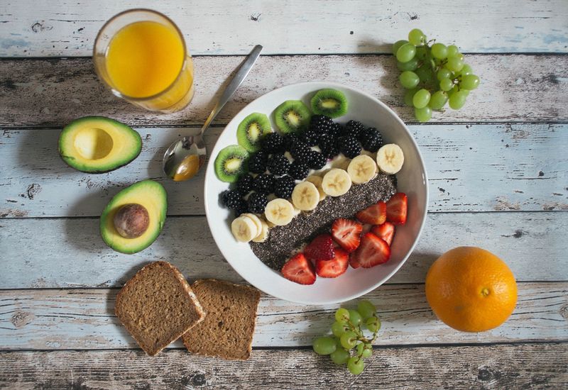 Frühstück mit Obst, Avocado und Saft