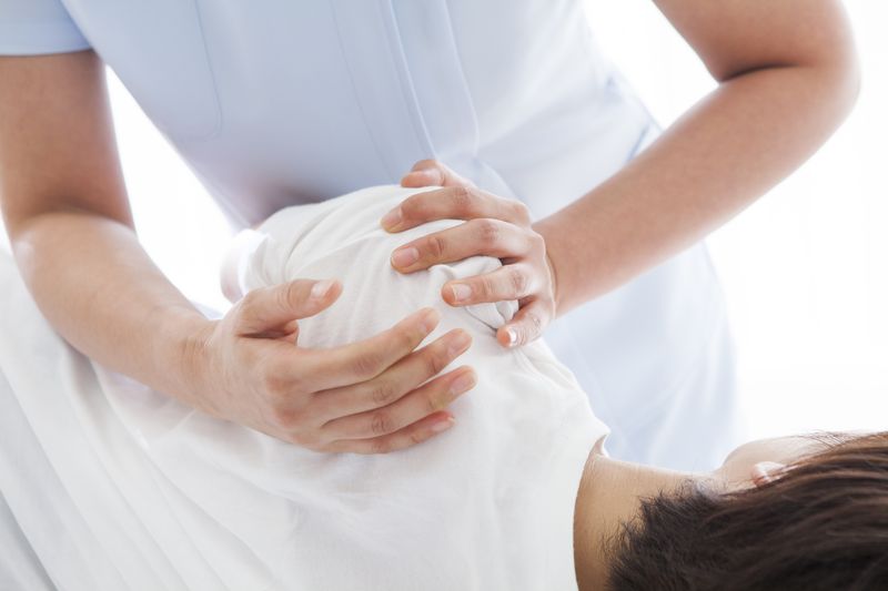 Shiatsu-Behandlung am Rücken
